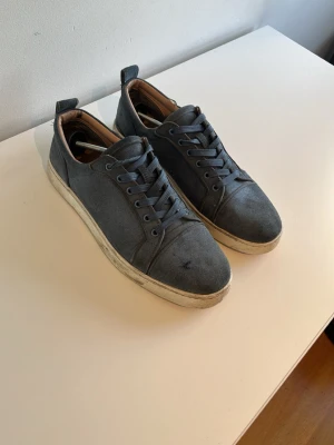 Äkta loubs men dåligt skick - Säljer dessa äkta loubs fast som är i dåligt skick. Kan pruta lite grann. Går troligen att tvätta mer. Hör av er vid minsta lilla fråga.