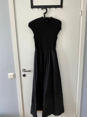 Svart långklänning  - Stilren svart klänning säljes, passar även stl. S. 
