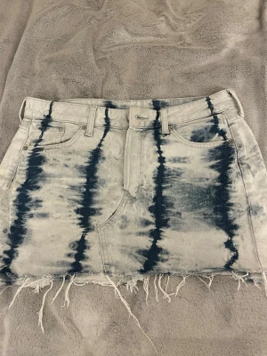 Jeanskjol - Säljer en jättesnygg jeanskjol perfekt nu till våren och sommaren💕 