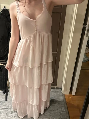Ljusrosa balklänning - Fin rosa klänning som passar perfekt till bal/sommar, jag är 163 och skulle säga att den passar mig bra! Den är mer ljusrosa i verkligheten, ljuset får den att ändra färg! Kan skicka bild om så önskas!💓köpt på Kappahl (runt 600kr). Skriv gärna innan köp! Priset är diskuterbart