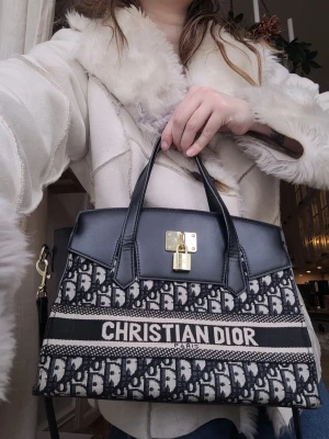 Urläcker handväska axelremsväska axelväska trend populär  - Säljer en fantastisk väska i bra skick 