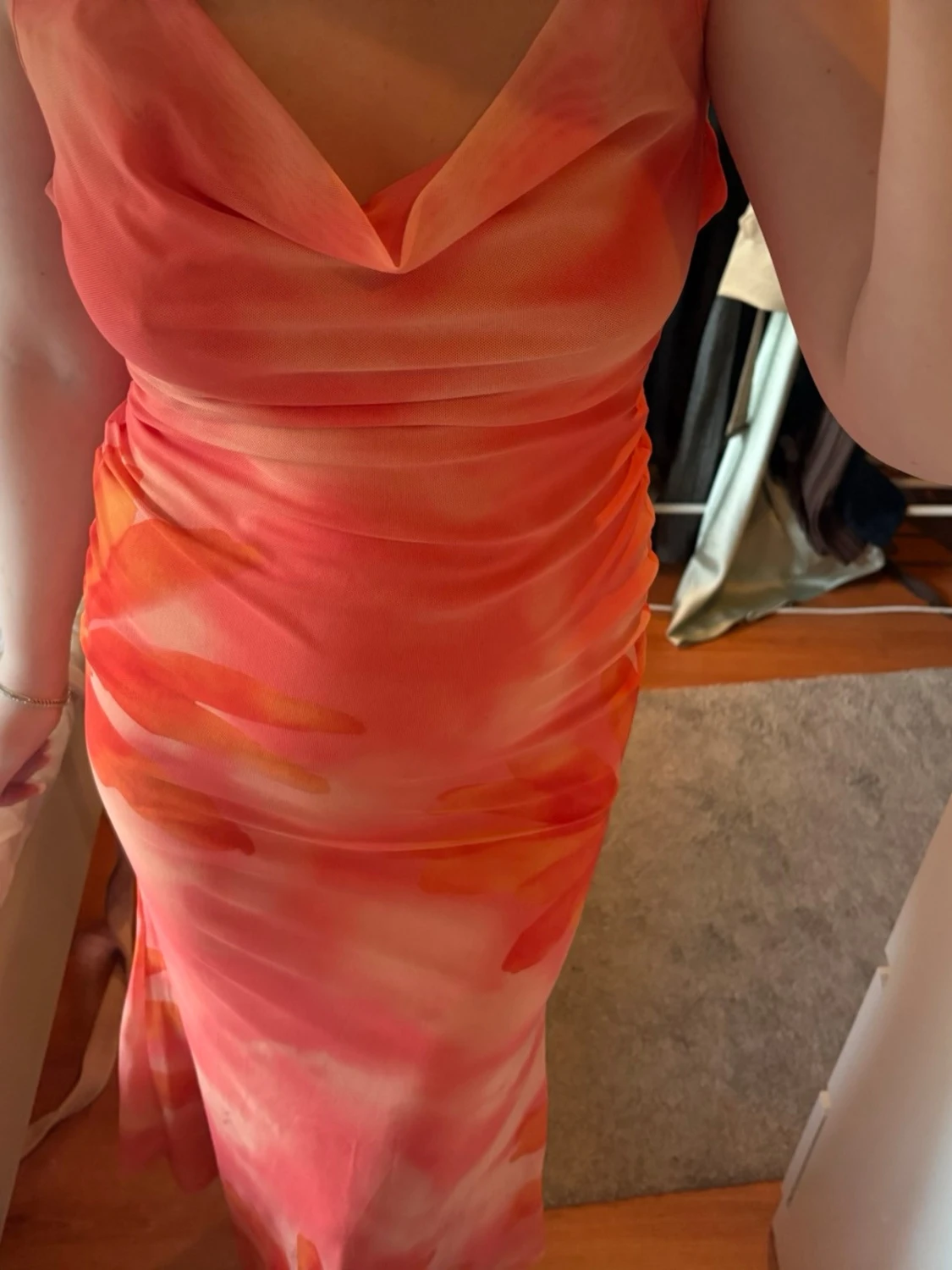 Lång klänning i orange och rosa toner - 1