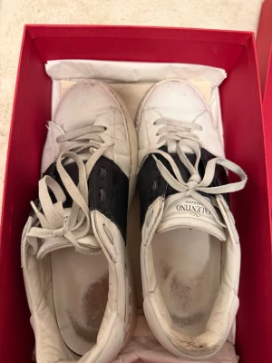 Valentino skor - Säljer dessa Valentino open skorna. Storlek 39. Box och skötsel råd kommer med. Skorna har defekter som syns på bilderna därav priset, skriv vid funderingar.☺️Obs!! Är borta till tisdag 7/4 så kan tidigast skicka paketet på onsdagen. 