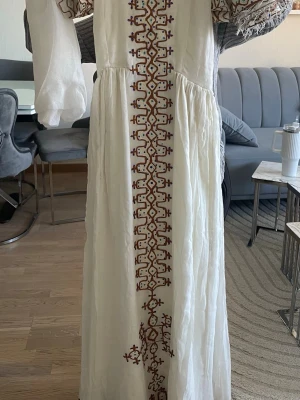 2 Zurias från Etiopien  - Säljer två helt nya Zuria-klänningar 🤍  Detta är traditionella eritreanska/etiopiska klänningar, direkt från Etiopien. De är i helt nytt skick och har aldrig använts.  Pris: 2900 kr för båda Det går även bra att köpa en separat 💫  Perfekta för fest, bröllop eller speciella tillfällen!