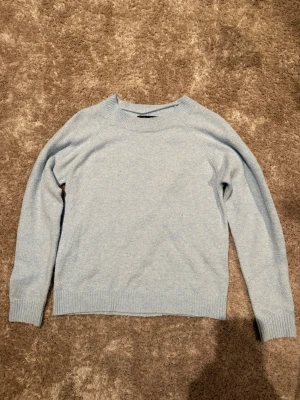 Ljusblå stickad tröja Vero Moda - Mysig ljusblå stickad tröja från Vero Moda. Tröjan har rund halsringning, långa ärmar och ribbade muddar vid ärmslut och nederkant. Perfekt för kyliga dagar och enkel att matcha med jeans eller kjol. Lite nopprig om man kollar nära men syns knappt. Har inte använt så mycket.