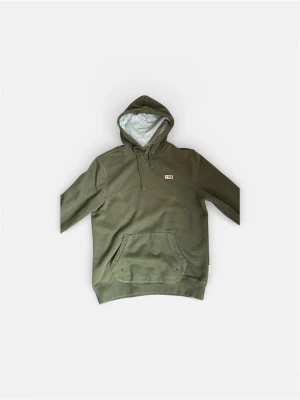  Napapijri hoodie - Snygg olivgrön hoodie från Napapijri med liten logga och norsk flagga på bröstet. Hoodien har en stor känguruficka framtill, dragsko i huvan och grått innerfoder i huvan. Perfekt för en avslappnad och cool stil.