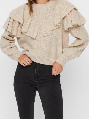 Beige stickad tröja med volanger - Trendig beige stickad tröja från Noisy May med stora volanger över axlarna och kabelstickat mönster framtill. Tröjan har rund halsringning och ribbade muddar vid ärmslut och nederkant. 