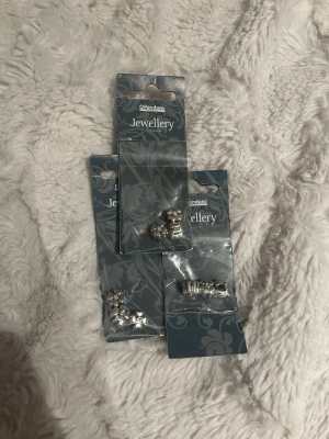 Silvriga berlocker från Panduro - Tre förpackningar med silvriga berlocker från Panduro. Berlockerna har olika former, bland annat djur och mönstrade detaljer. Perfekta till att skapa egna smycken eller armband. Materialet är metall med blank finish.