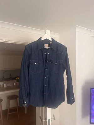 Levis jeansskjorta - Mörkblå Levis Jeansskjorta, använd Max 5 gånger. Storlek S