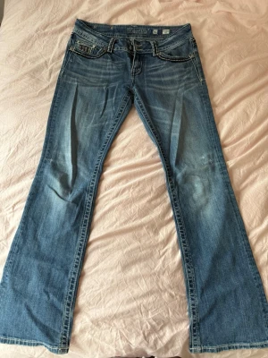Miss Me Jeans - Hej! Säljer ett par jeans från Miss Me med slitningar och snygga detaljer på fickorna. Jeansen har låg midja, diamanter som detaljer och vita kontrastsömmar. Köpta på Depart A Mental i Mall Of Scandinavia i somras. Dessa är storlek 31, baggy på mig som vanligtvis har 28, det är några defekter men inget man ser i helhet. Hör av vid frågor och funderingar!💌