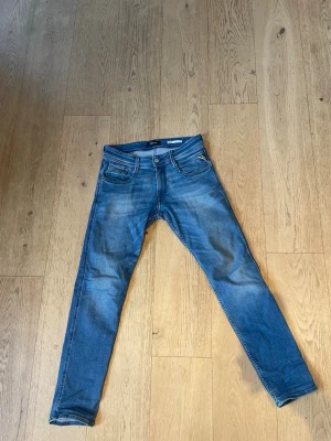 Replay anbass 30/30 - Hej! Säljer nu mina ljusblå replay anbass i storlek 30/30, Säljer de då de tyvärr har blivit försmå. Nypris ca 1200 kr. Hör av er vid frågor! Använda varsamt så skicket är 8/10. Hör av dig vid frågor!