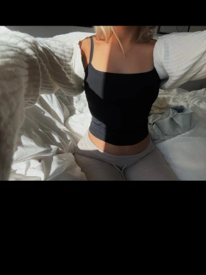 Vit kofta för armarna - Jag säljer en vit ribbad kofta för bara armarna. Perfekt till sommaren! Passar sjukt bra med allt särskilt till klänningar💕