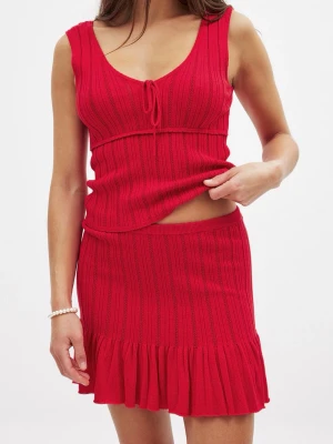 Röd ribbad minikjol med volang - Trendig röd ribbad minikjol med volangkant nedtill. Kjolen har en figurnära passform och är stickad i mjukt material som ger en snygg struktur. Perfekt för dig som vill ha en färgstark och bekväm kjol till sommaren.
