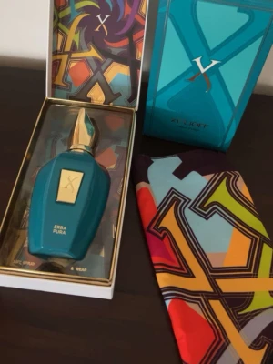 Xerjoff Erba Pura Eau de Parfum 100ml - Säljer xerjoff erba pura. De är ungefär 98-99ml kvar har bara prov sprayat den nån enstaka gång så den är i mycket bra skick. Anledningen till att jag säljer parfymen är eftersom jag just nu rensar min parfym samling. Den har en fräsch och fruktig doft som passar perfekt till sommaren. Nypris ligger runt 3000–4000 kr beroende på butik. Pris kan förhandlas vid snabb affär.