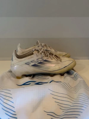Adidas f50 elite - Säljer ett par vita Adidas f50 elite fg i storlek 40. Skick 9 av 10. Funkar som nya kommer med extra sulor och påse. Säljer dessa då jag slutat på fotboll. Kom med frågor.