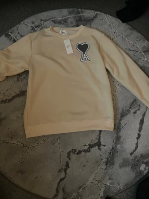 Beige sweatshirt från Ami Paris - Medium 
