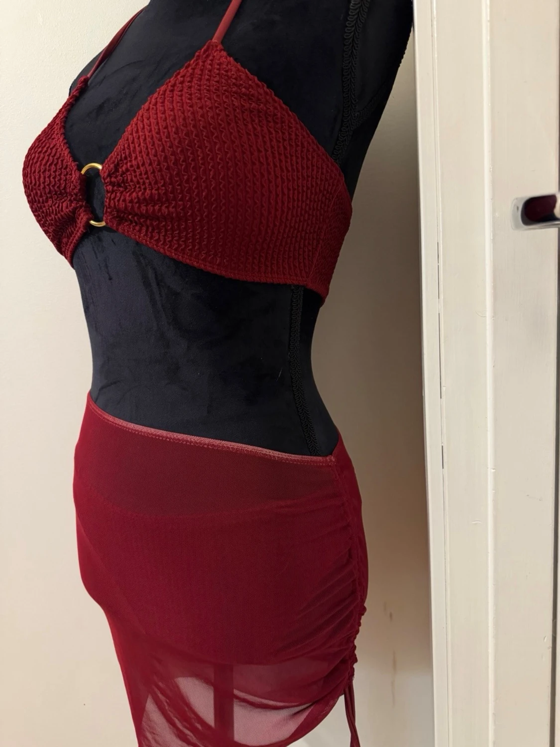 Röd bikini med meshkjol och ringdetalj - 1