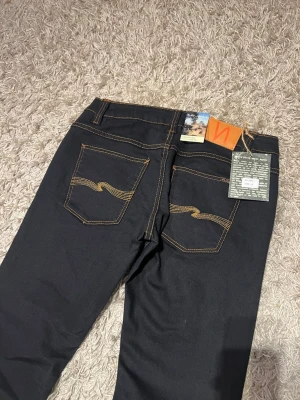 Vintage nudie jeans 2004 slim straight even steven archive nya - Vintage nudie jeans från 2004 helt nya med lappar på, nästan omöjligt att hitta och förmodligen äldre än dig. Modell even steven vilket motsvarar en slim straight passform. Storlek 34/33 på lappen men mer som 32-33/33. Riktig unik tvätt i mjukt material. Postas antigen samma dag som köp eller dagen därpå🙌💯