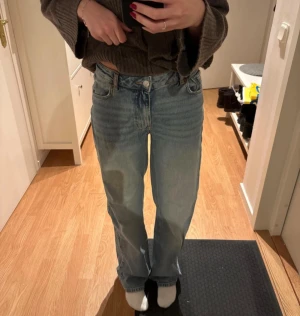 Mid wide jeans i ljusblå denim -  passformen är loose. Storlek W27/L32 från bikbok. Köpt för ett år sedan men knappt använda💕  (bilderna är tagna från den förra ägaren) 💕