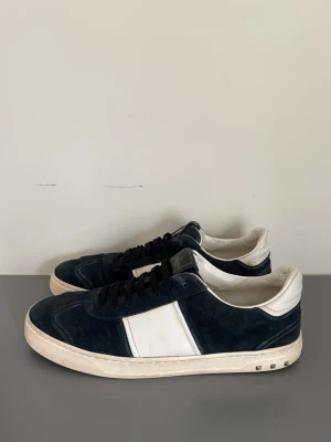 Valentino Flycrew  - Valentino flycrew i storlek 44, sjukt bra skick men har släppt vid insidor. Nypris är runt 8000. Skriv vid frågor!.