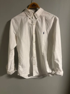 Ralph Lauren skjorta  - En vit Ralph lauren skjorta i storlek L. Den är i mycket fint skick, säljer på grund av att den är för stor