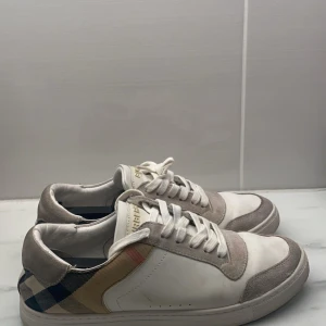Burberry sneakers - Jätte fina burberry check sneakers i storlek 42, bara skorna medkommer. Hör av er vid eventuella frågor 