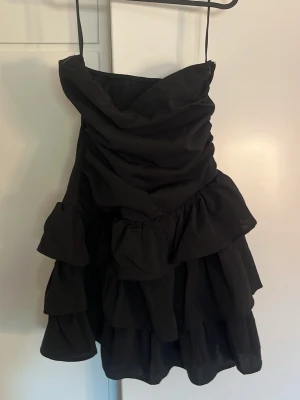 Svart volangklänning - Supersnygg svart kort klänning! Köpt second hand så vet inte märket eller storleken, men skulle säga att den passar en S/M person💖💖