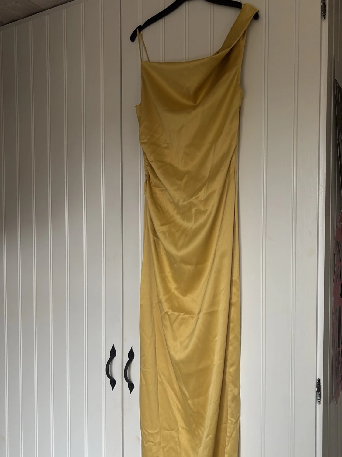 Gul långklänning i satin