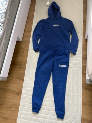 Blå hoodrich tracksuit - Blå hoodrich tracksuit, inga skador, bra skick, bekväm och sitter väldigt fint, super fin tracksuit .