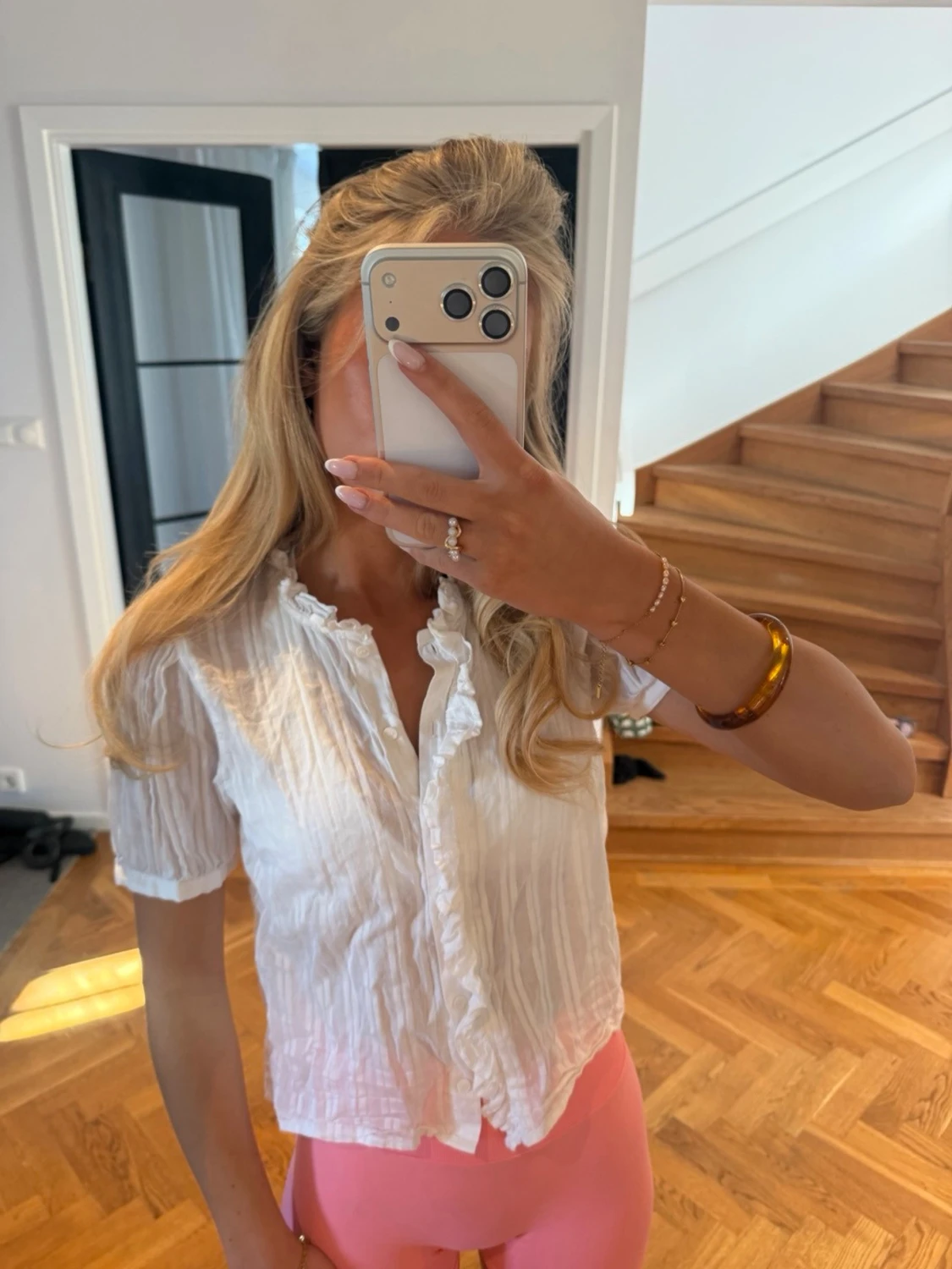 Vit blus med volangkant - 3