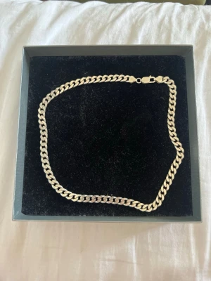 Pansarkedja Silver 925, 44g, 46cm (Guldfynd) - Massiv Pansarkedja Silver 925, 44g, 46cm (Guldfynd). Fick den några år sedan men har inte använt den på länge, därav jag säljer den. Den är i bra skick. Om du undrar något är det bara att skriva 😊
