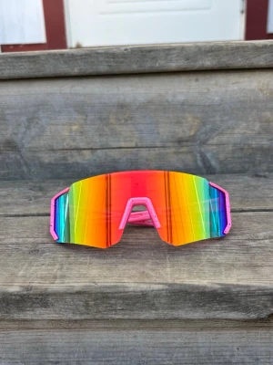 Rosa Sportsolglasögon med skiftande glas  - Sportsolglasögon med rosa ram och glas som skiftar mellan röd, orange, gul och blå. One  size storlek för vuxna. Unisex. Nya.   Skickar gärna i bundle.   #sportglasses #solglasögon #sunglasses #bliz 