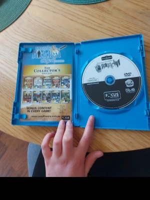 Mystery Trackers Raincliff PC-spel - Säljer PC-spelet Mystery Trackers: Raincliff Collector's Edition. Det är ett hidden object adventure game med blå och svarta färger på fodralet. Märkt med Big Fish Games och Focus Essential. Kommer i plastfodral med DVD-skiva.