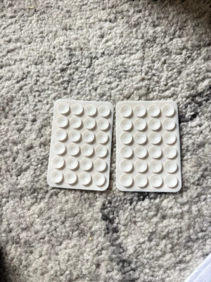 2 nya octopus silikon mobilhållare  - 2 pack Silikon hållare till mobilen. Med 24st sugkoppar och klister på baksidan. Pris för 1st = 20kr.  Mått cirka 5,5 x 8 cm. Nya .  #silikon #mobilhållare #octopus #octoholder #case #iphone #idealofsweden #skal #tillbehör #octopushållare #stativ #tiktok #mobilgrepp #sugpropp #silikongrepp #popsockets 