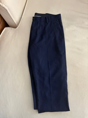 Mörkblå kostymbyxor herr - Ett par mörkblå kostymbyxor från Riley i storlek 54.