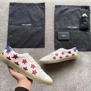 Yves Saint Laurent skor SL/062399  - Tjena. Säljer feta Yves Saint Laurent skor i modell SL/06 | Storlek: 45 | Vid köp tillkommer 2 påsar (1 för vardera sko), Tack-brev från YSL och även extra skosnören! Skorna är i super bra skick utan defekter | Nypris 7000kr, vårat 2499 ~ Hojta till vid fundering. Säljer pga för små.