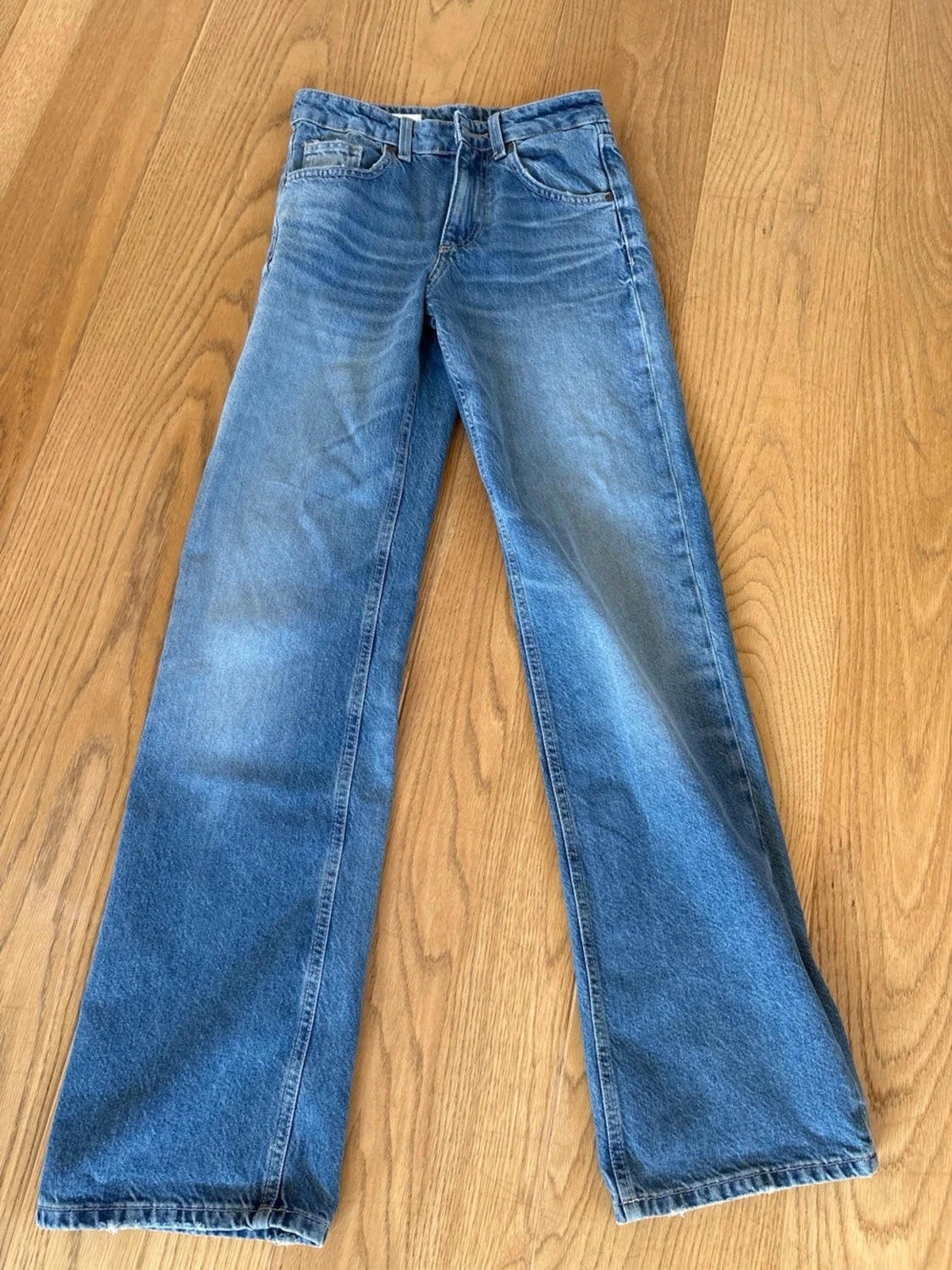Blå raka jeans med vintagekänsla låg midja Zara