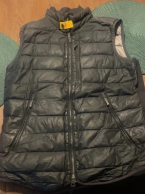 Grå dunväst från Parajumpers XS - Snygg grå dunväst från Parajumpers i superlätt material. Västen har hög krage, två dragkedjeförsedda fickor och quiltad design. Perfekt nu inför vår och sommar, kontakta vid intresse 🥰