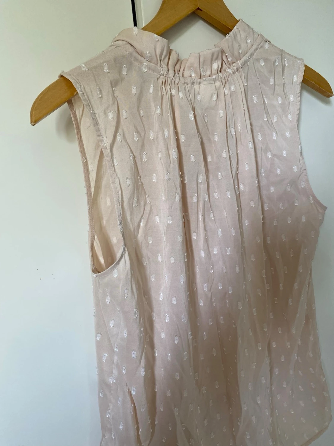 Ljusrosa blus med volang och knyt - 3