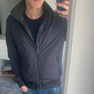 Oscar Jacobson Cardigan - Säljer nu en otroligt snygg Oscar Jacobson cardigan/jacka. | Perfekt nu mot våren och sitter riktigt najs på. | Modellen är 180 | Hör av er vid frågor!🌟