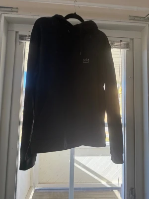 Hov1 Hoodie - Köpt 2023 under deras turné. I gott skick, finns lite slitningar på trycket men inget som stör. Används tyvärr inte längre, och den går ej att få tag i. 