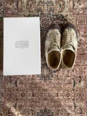 Maison Margiela gats - Säljer ett av de få par äkta margielas ute på marknaden. De är sparsamt använda och är i bra skick, skulle bara behövas en liten tvätt. Låda ingår. Storlek 45. Köptes för 6000kr för ett år sedan och säljer nu för 2699 pga skick. Kontakta vid funderingar:)