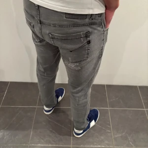 Dondup jeans george - Tja! Säljer nu dessa ruggigt feta dondup jeansen i modellen george! Jeansen är i fint skick, alla slitningar är design! Storlek w34, skriv vid bilder eller frågor