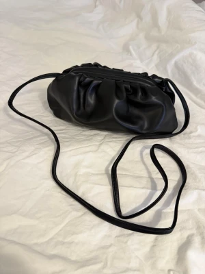 Väska  - Superfin helt ny väska från en lokal klädaffär i Värmland 💓💓säljer 3st likadana åt mig och mina vänner för man inte kunde lämna tillbaka 💓nypris var 479:-. Säljer för 300 men pris kan diskuteras vid snabb affär 💓den är ca 25cm lång. uppskattar att ej få bud om man inte kommer köpa 😊