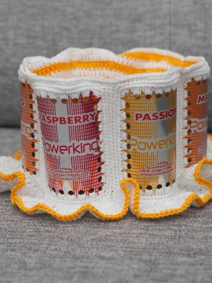 Virkad ölhatt Powerking energidryck - Unik virkad ölhatt med Powerking.  Virkad i 100% bomull. Passar upp till 59cm.  Vissa burkar kan ha mindre repor eller bucklor, vilket tyvärr kan uppstå under tillverkningen av hattarna. Insidan av burkarna slipas efter hålen tagits för att undvika vassa kanter. Därför kan det ibland finnas lite slipmärken, men det är inget som stör eftersom det är på insidan av hattarna.  Färger kan variera något beroende på skärminställningar.