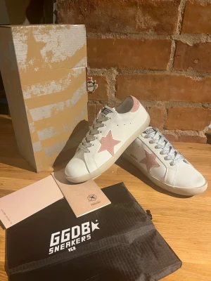 Golden goose - Golden goose sneakers för tjejer. Storlek 39, aldrig använda, allt på bilderna medföljer. Skickas snabbt!