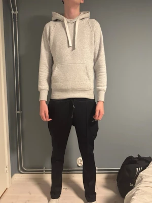 Grå Russe merch hoodie - Tjena, säljer en grå russe merch hoodie i storlek S, använt väldigt sparsamt så den är i väldigt fint skick, 9/10, hör gärna av er vid fler frågor eller funderingar. Mvh