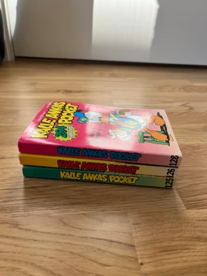 Kalle Ankas Pocket nr 125,126,127 (128 saknas) - Tre färgglada pocketböcker ur serien Kalle Ankas Pocket, nummer 125, 126 och 128. Går att köpa 20 kr/st eller alla för 50 kr