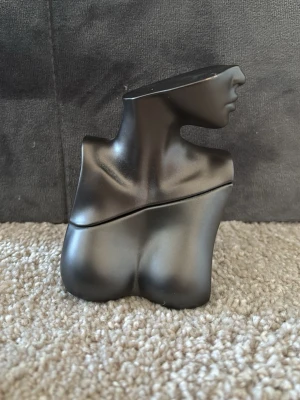 Eilish No. 2 parfym Billie Eilish - En perfym  från Billie Eilish helt oanvänd, modell Eilish No. 2. Flaskan har en matt finish och elegant design som sticker ut i parfymhyllan. Perfekt för dig som gillar snygga och kreativa flaskor.