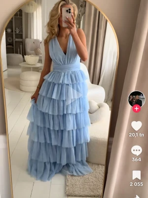 Blå balklänning  - Säljer min balklänning från bubbleroom i storlek S. Endast använd 1 gång och är alltså i bra skick. Jättefin färg och så fin figur! Kom gärna med prisförslag ☺️